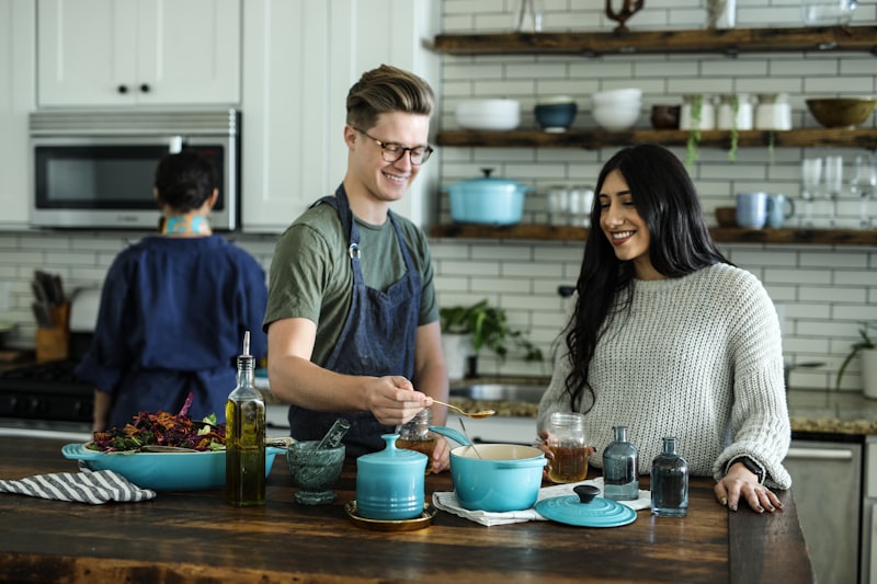 Onze chef bereidt verse Afghaanse gerechten in de keuken